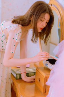 红杏枝头春意